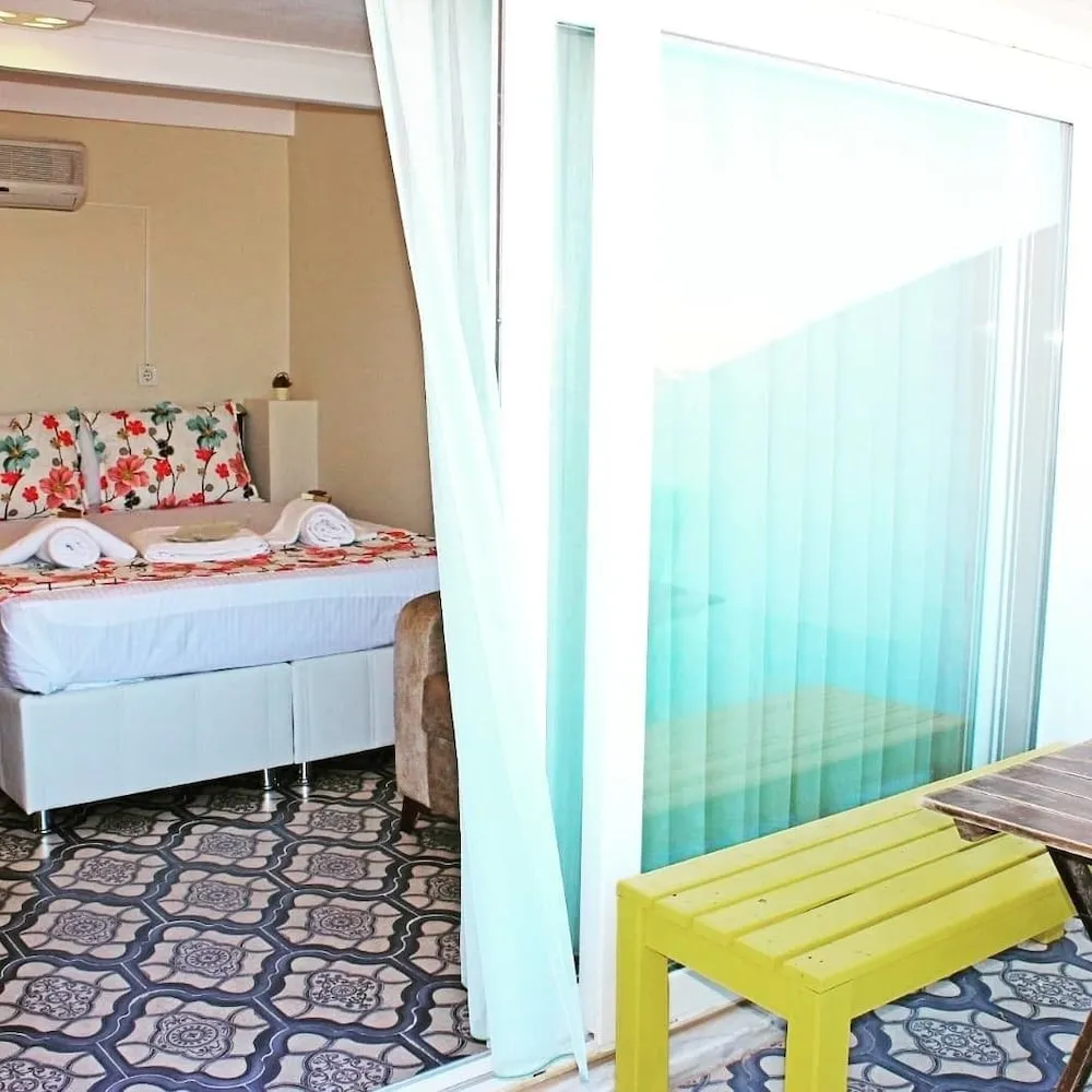 Deluxe Tek Büyük Yataklı Oda, Deniz Manzaralı, Denize Bakan