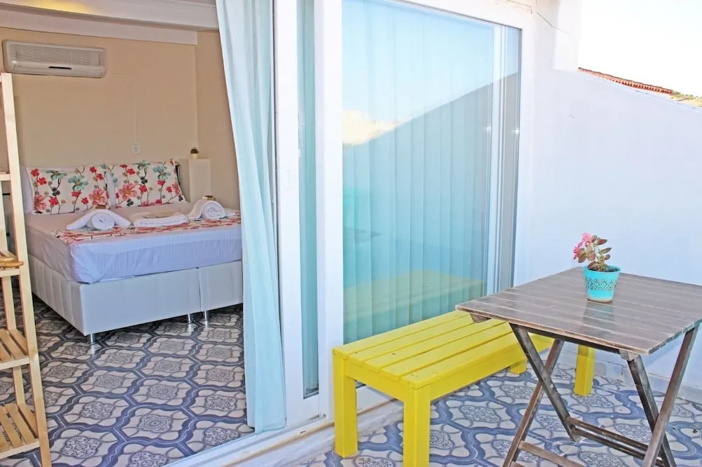 Deluxe Tek Büyük Yataklı Oda, Deniz Manzaralı, Denize Bakan