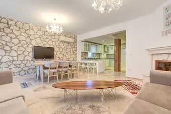 Alaroof Hotel (+15)