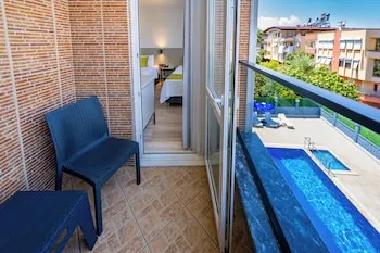 Lemon Hotel