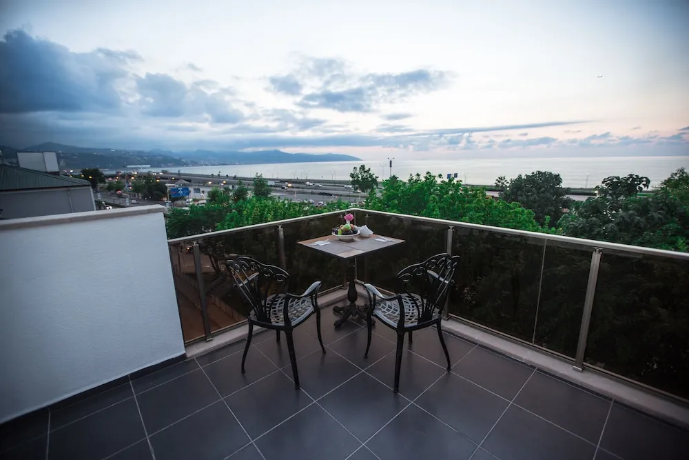 Tek Büyük veya İki Ayrı Yataklı Oda, Balkon