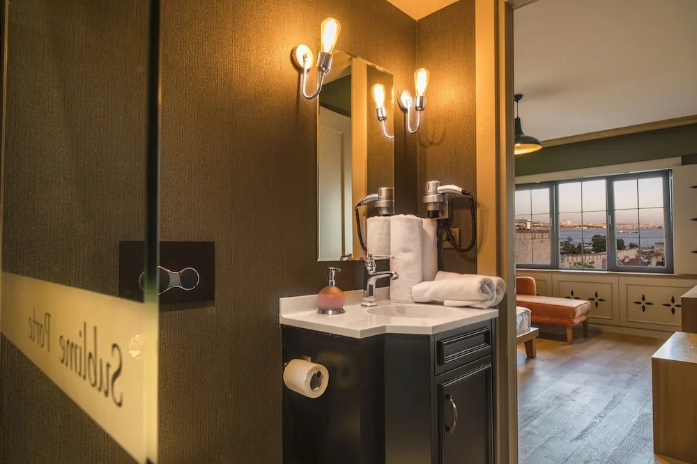 Deluxe Tek Büyük Yataklı Oda, 1 Yatak Odası, Kısmi Deniz Manzaralı, Denize Bakan