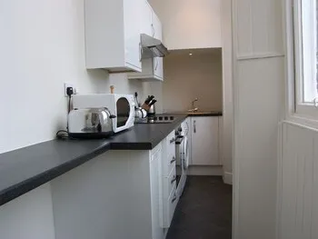 Tay Pearls - River Chambers Apartment