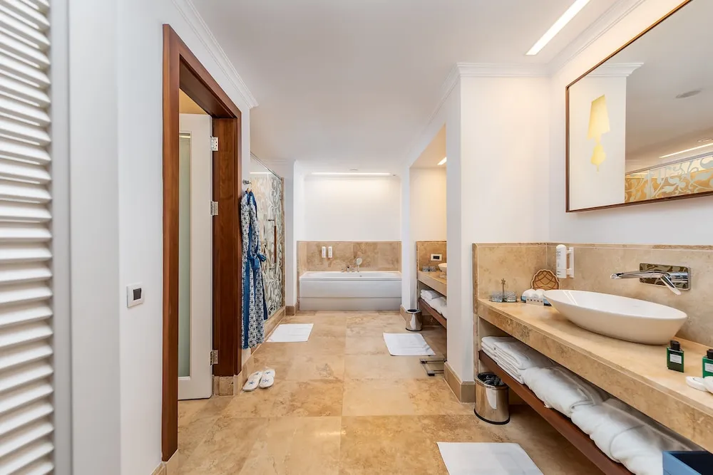 Azure Villa, 3 bedrooms, Sea water pool