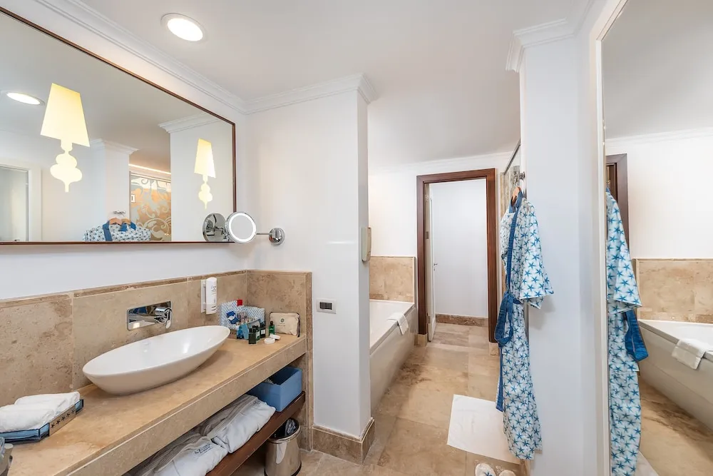 Azure Villa, 3 bedrooms, Sea water pool