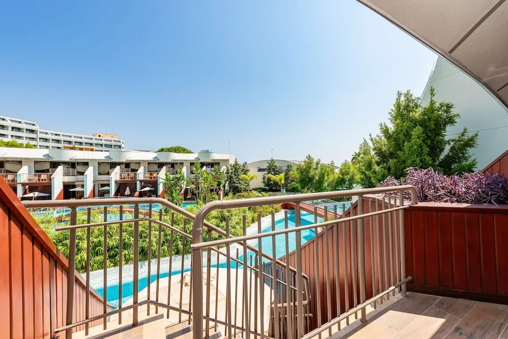 Lake Family Room, Pool Access
