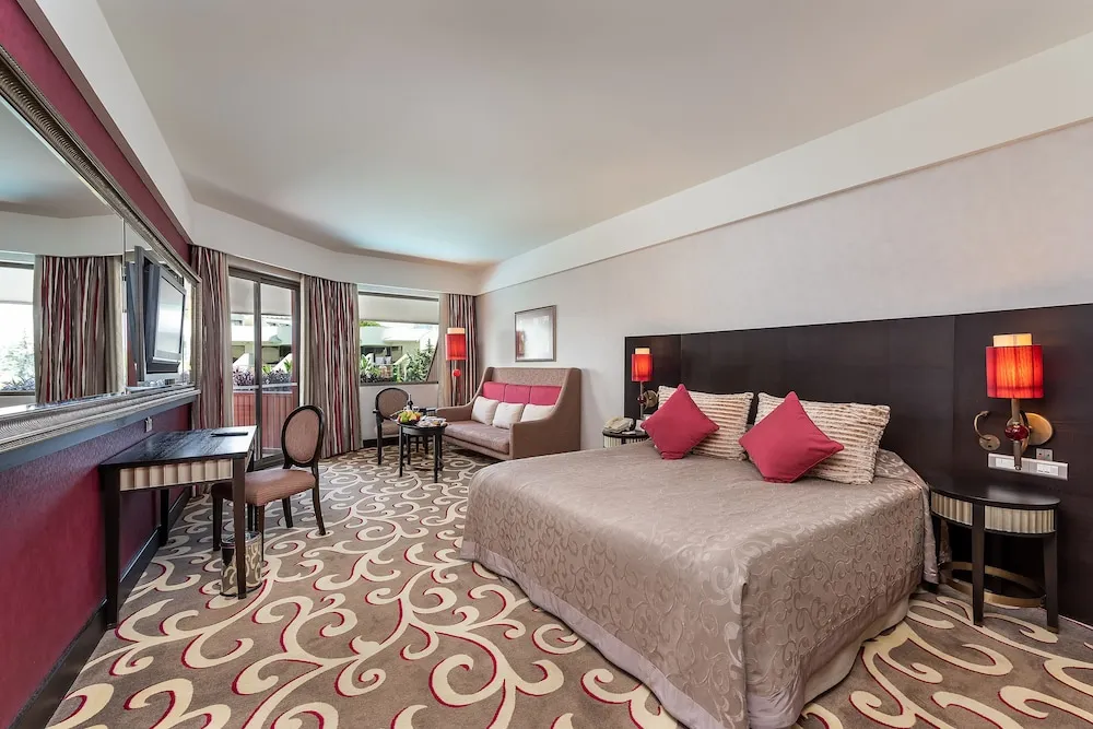 Lake Family Room, Pool Access