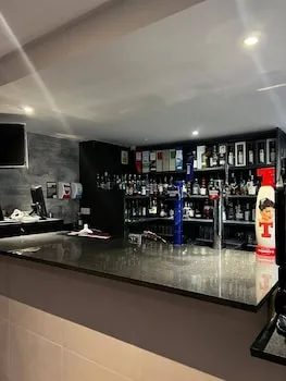 Crown Court Hotel & Bar.