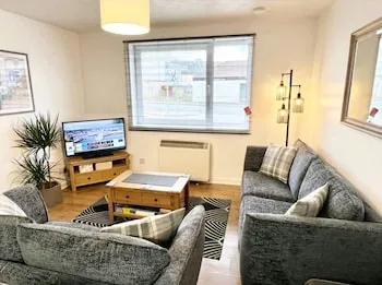 Lovely 2 bed with free parking