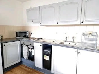 Lovely 2 bed with free parking
