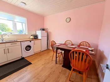 Bright 4 Bed Family Home by the Canal