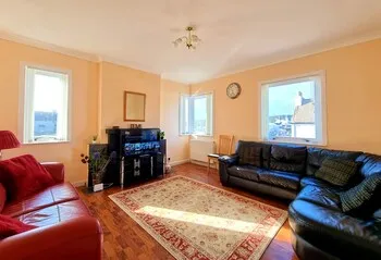 Bright 4 Bed Family Home by the Canal