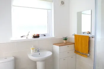 Bright 4 Bed Family Home by the Canal