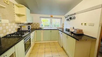 Traditional Highland Cottage Near Loch Ness-sleeps 6