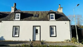 Traditional Highland Cottage Near Loch Ness-sleeps 6