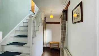 Traditional Highland Cottage Near Loch Ness-sleeps 6