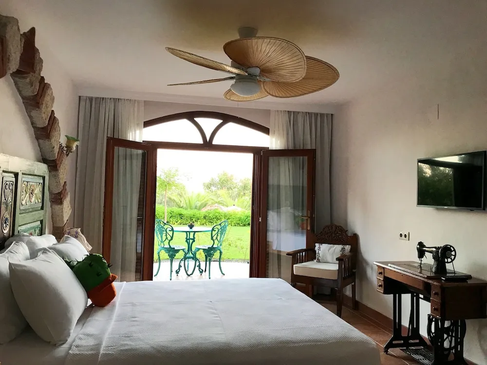 Deluxe Tek Büyük Yataklı Oda, Bahçe Manzaralı