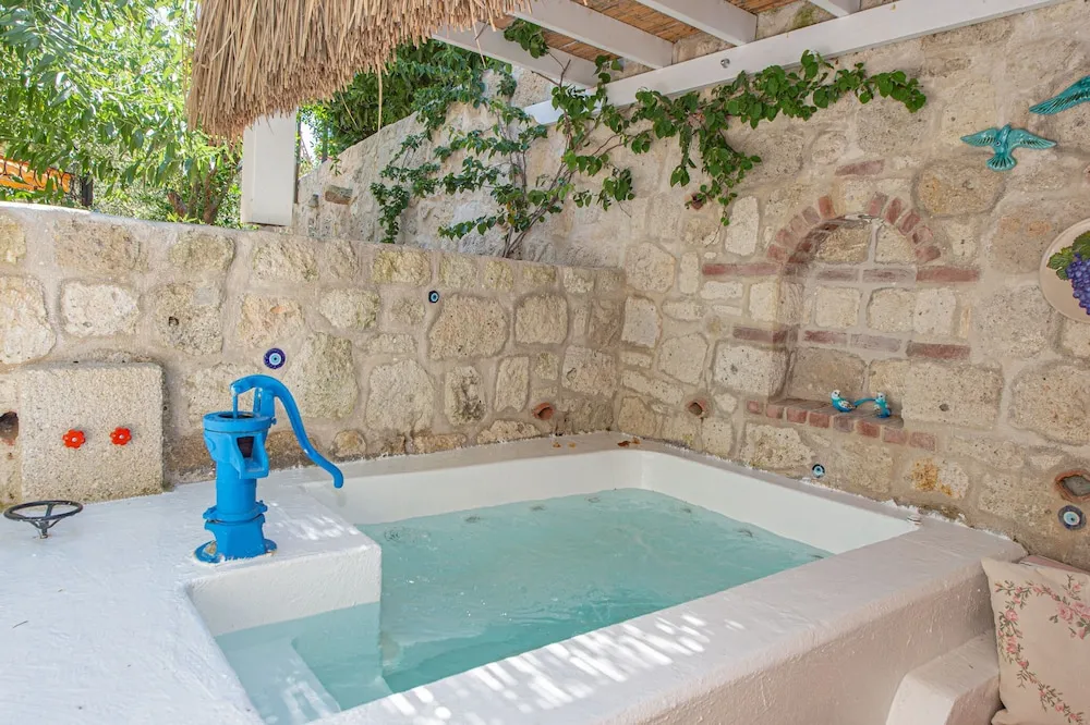 Secret Garden with Jetted Tub