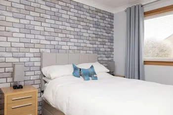 JOIVY Contemporary cottage w parking