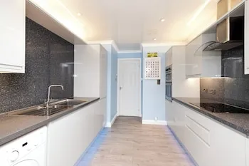 JOIVY Contemporary cottage w parking