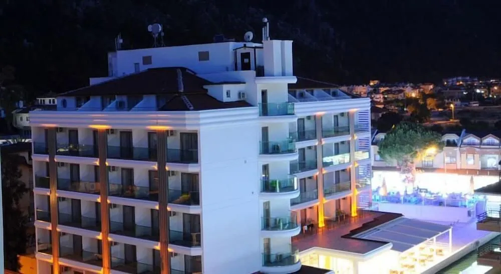 Konaklama yerinin ön cephesi - akşam/gece