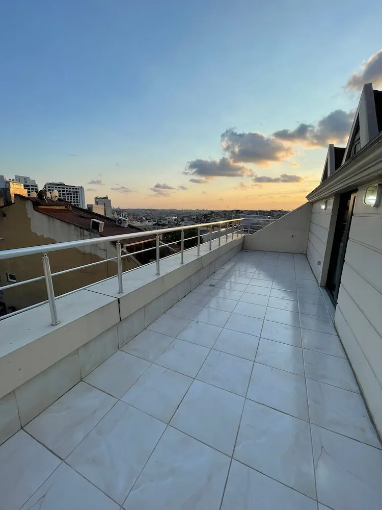 Penthouse with Balcony and Kitchenette