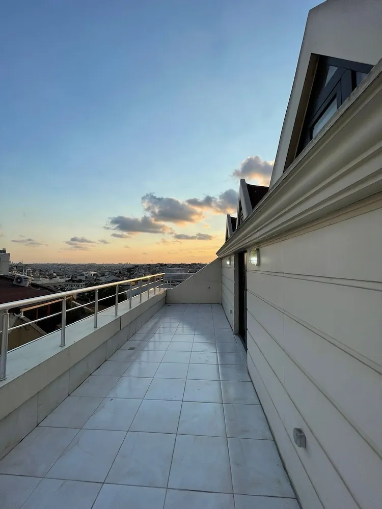 Penthouse with Balcony and Kitchenette