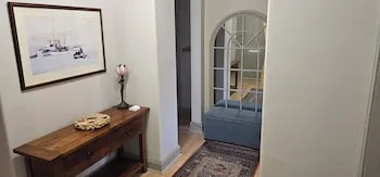 Snug - Macushla Apartment