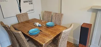 Snug - Macushla Apartment