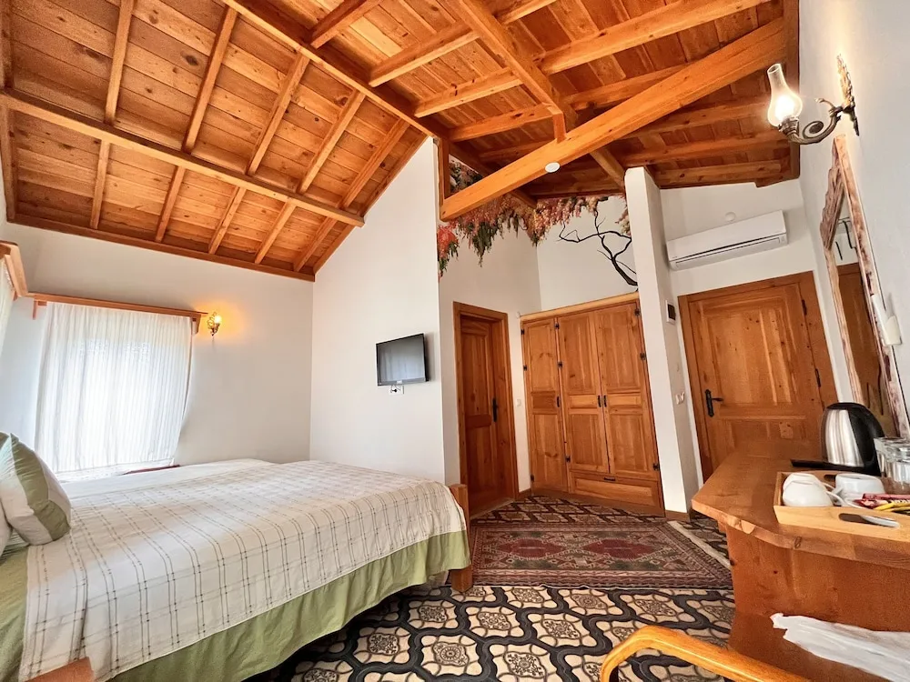 Deluxe Üç Kişilik Oda, Avlu Manzaralı