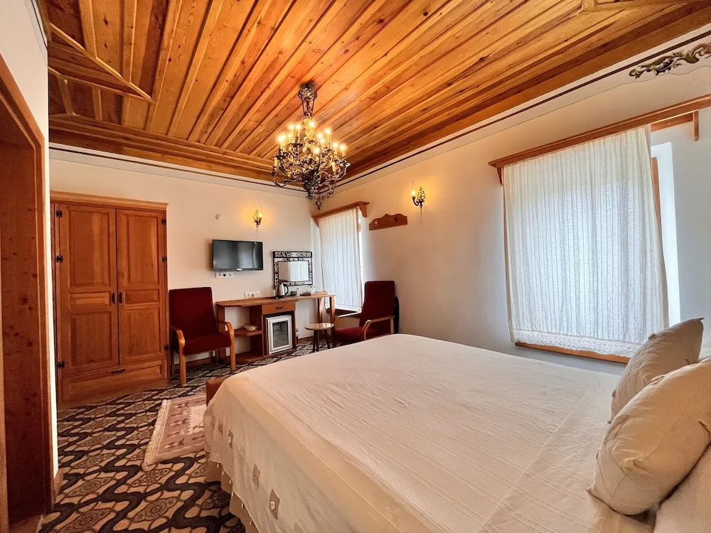 Deluxe Tek Büyük Yataklı Oda, Avlu Manzaralı
