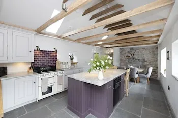 JOIVY Exceptional Cottage W/ Stunning Country Views