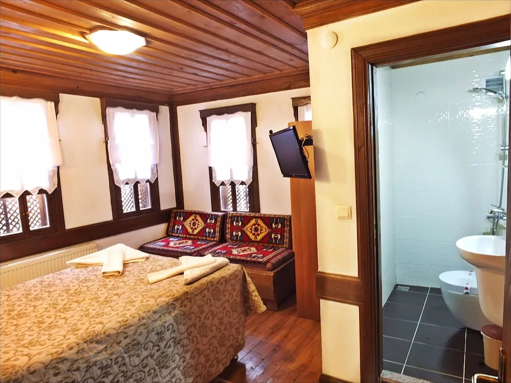 İki Ayrı Yataklı Oda, Köşe