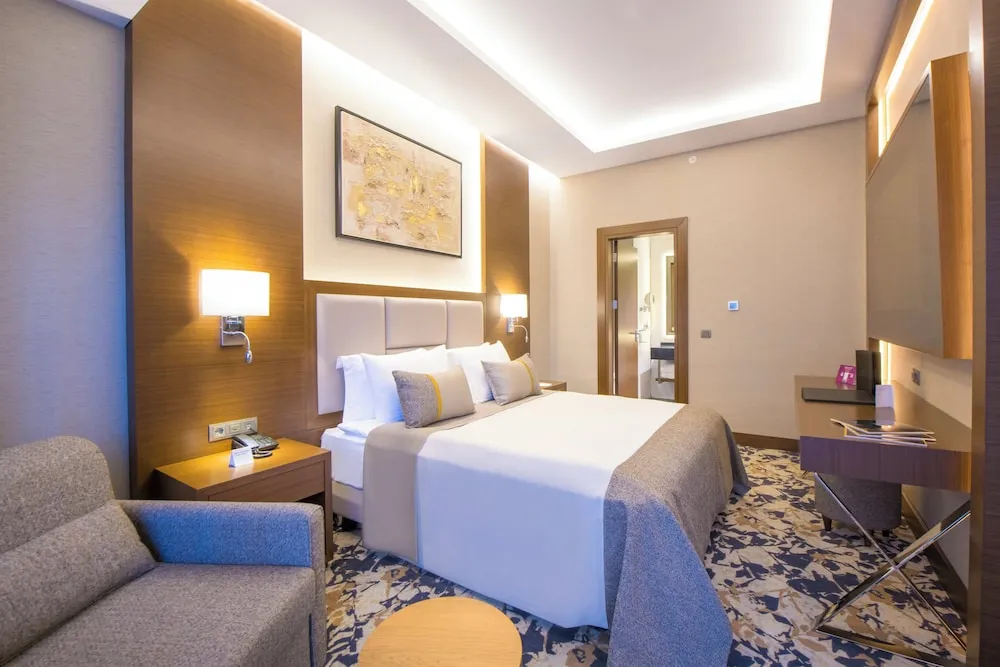 Junior Süit, 1 En Büyük (King) Boy Yatak ve Çekyat, Balkon