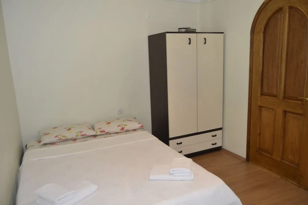 Tek Büyük Yataklı Oda, Ortak Banyo