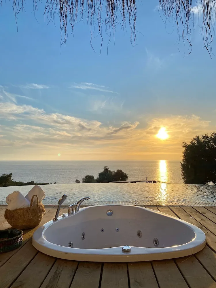 LAVANTA ( Private Pool and Jacuzzi )