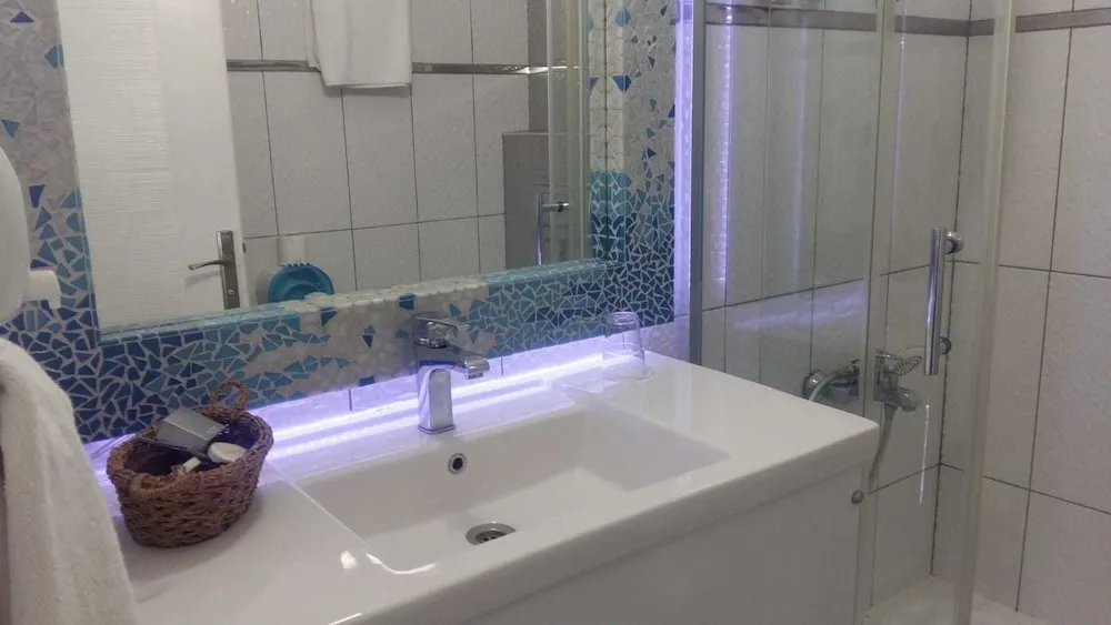 Standard Tek Büyük Yataklı Oda, Balkon, Kısmi Deniz Manzaralı (Lodos)