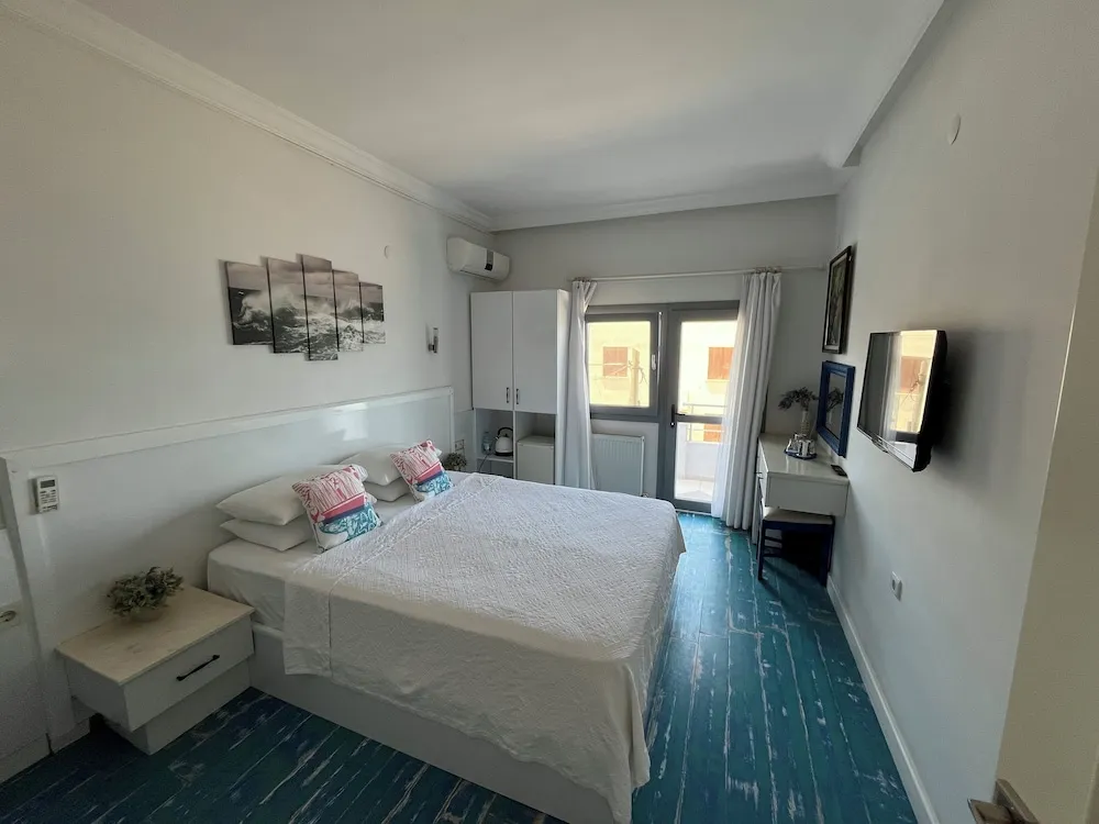 Standard Tek Büyük Yataklı Oda, Balkon, Kısmi Deniz Manzaralı (Lodos)