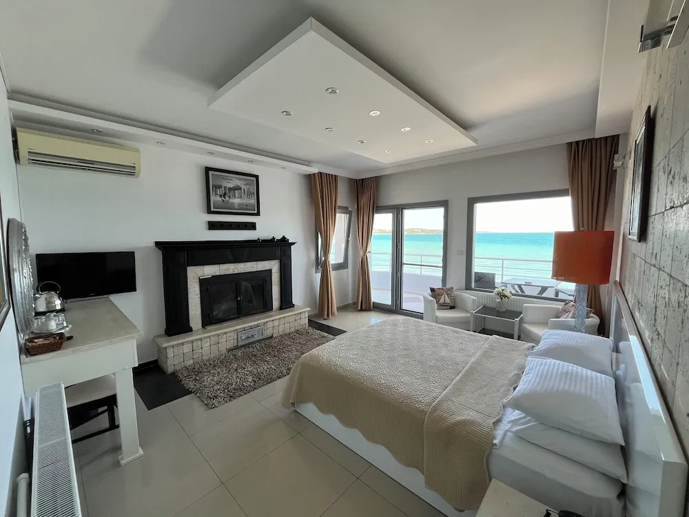 Deluxe Tek Büyük Yataklı Oda, Balkon, Deniz Manzaralı (Karayel)