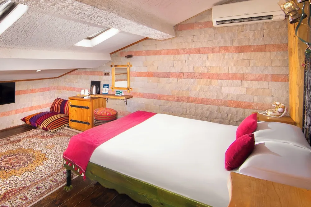 Gomeda Deluxe Roof Floor Room