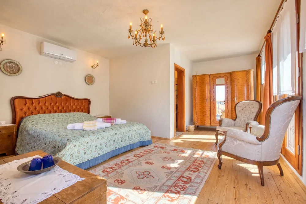 Luxury Tek Büyük Yataklı Oda (Amber)