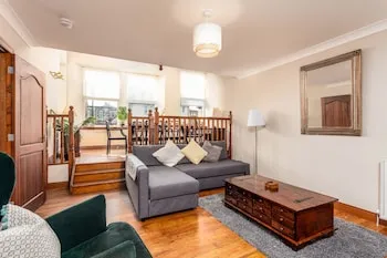 Cromwell Corner - Donnini Apartments