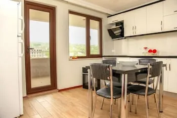 Royal Inn Seza Residence