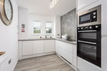 9A Millbrae - Donnini Apartments