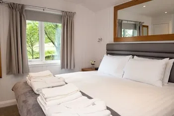 Luxurious Super-king Lodge With hot tub