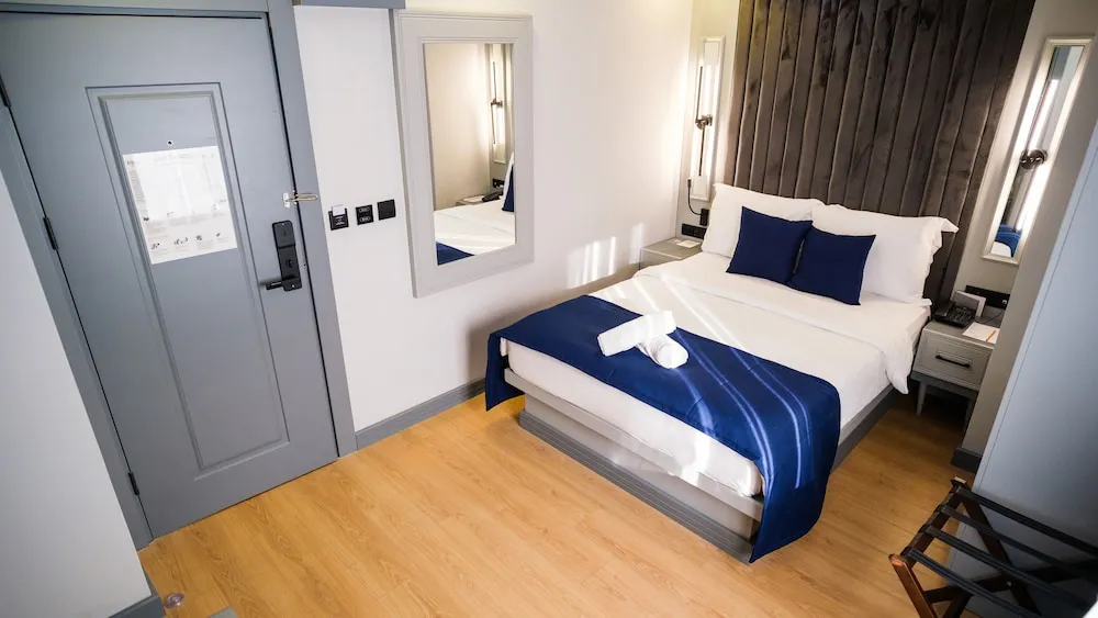 Deluxe Room French Bed City View