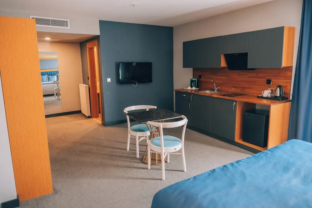 Junior Süit, Balkon