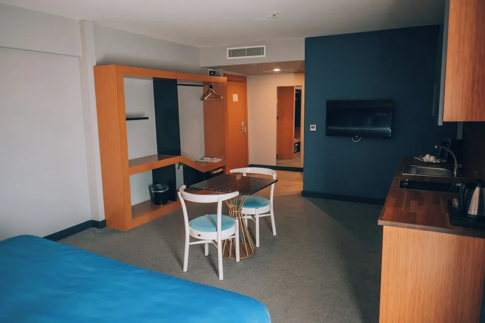 Junior Süit, Balkon