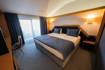 Roof 264 Hotel and Suites