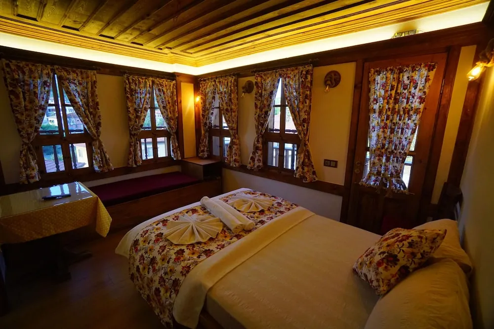Traditional Tek Büyük veya İki Ayrı Yataklı Oda